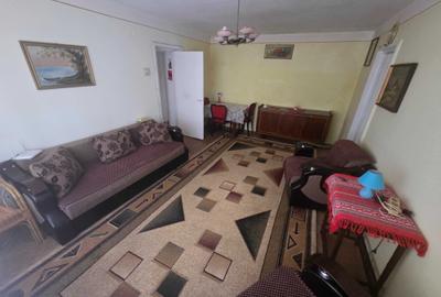 Apartament cu 3 camere semidecomandat în Cuza Vodă