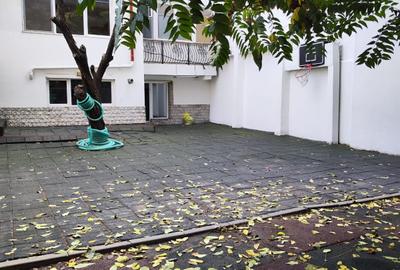 Casă cu 10 camere cu Canalizare în Foișorul de Foc