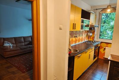Apartament cu 3 camere semidecomandat, mobilat în Titan