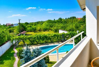 Casă individuală cu 8 camere cu Piscina în Domnești