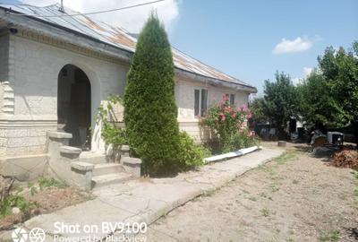 Casă cu 4 camere în Sihlea