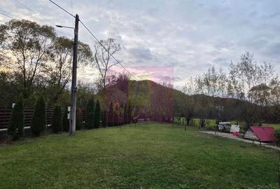 Casă cu 5 camere cu Teren 993 Mp în Adunați