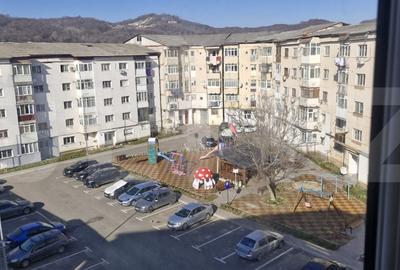 Apartament cu 3 camere decomandat, mobilat în Pucioasa