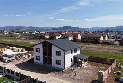 Duplex cu 4 camere cu Teren 350 Mp în Tărlungeni - 1
