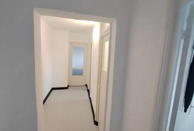 Apartament cu 3 camere decomandat în Democrației