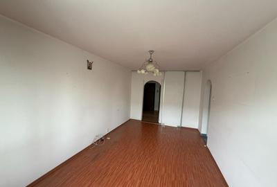 Apartament cu 3 camere semidecomandat în Rahova