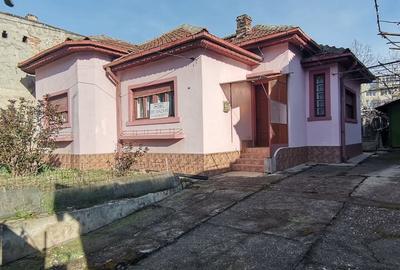 Casă cu 3 camere cu Teren 440 Mp în Central - 2