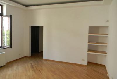 Casă cu 5 camere cu Teren 250 Mp în Universitate - 1