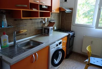 Apartament cu 3 camere semidecomandat în Titan