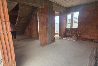 Casă cu 4 camere în Preajba