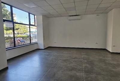 Spațiu comercial, de 98 mp, în Poarta 6 - 3
