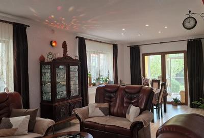 Casă cu 4 camere cu Teren 333 Mp în Central - 2