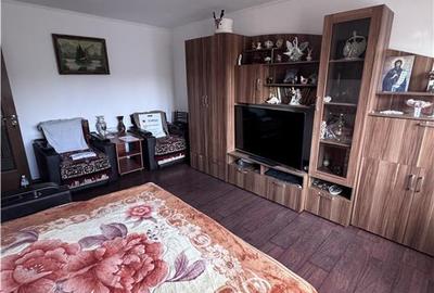 Apartament cu 2 camere decomandat în Apărătorii Patriei