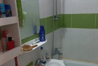 Apartament cu 3 camere semidecomandat în Micro 20