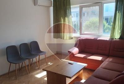 Apartament cu 3 camere semidecomandat, mobilat în Central
