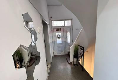 Casă cu 6 camere cu Teren 50 Mp în Victoriei