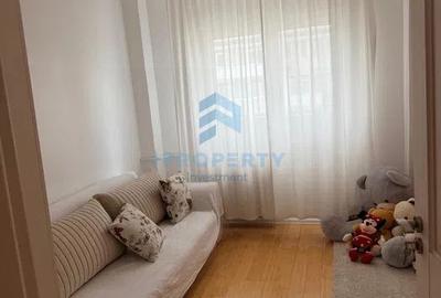 Apartament cu 3 camere decomandat în Vitan