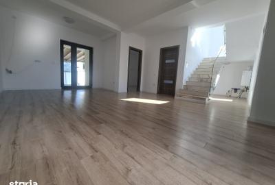 Casă cu 5 camere cu Teren 330 Mp în Tunari