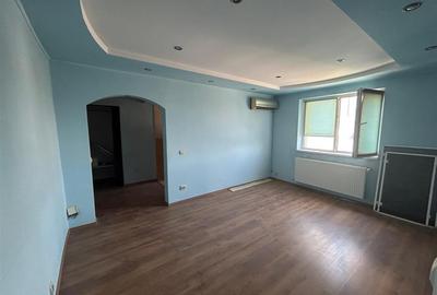 Apartament cu 3 camere semidecomandat în Sud
