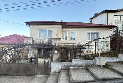 Casă individuală cu 5 camere cu Canalizare în Andrei Mureșanu