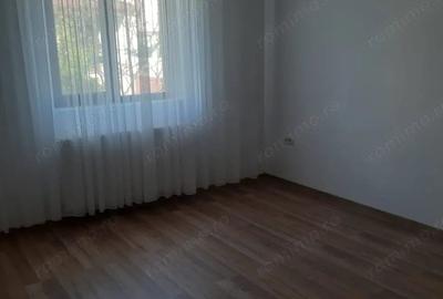 Casă cu 4 camere cu Canalizare în Central - 2