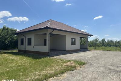 Casă cu 2 camere cu Teren 7310 Mp în Finta