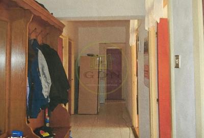 Apartament cu 3 camere decomandat în Calea București
