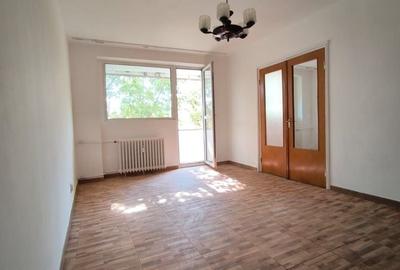Apartament cu 3 camere decomandat în Drumul Taberei