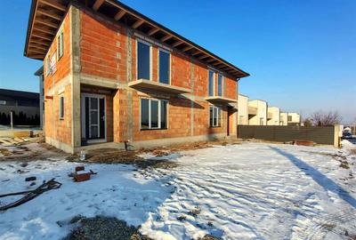 Duplex cu 4 camere cu Canalizare în Ipotești