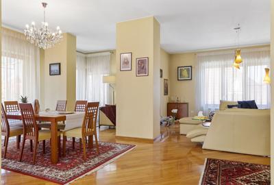 Apartament cu 8 camere semidecomandat, mobilat în Capitale - 1