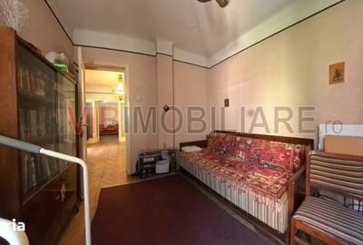 Apartament cu 3 camere semidecomandat în Moșilor