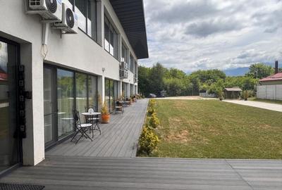 Casă individuală cu 10 camere cu Canalizare în Central