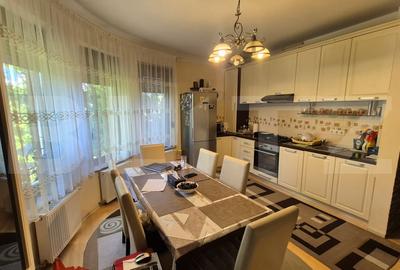 Apartament cu 3 camere decomandat, mobilat în Semicentral