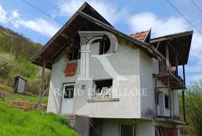 Casă cu 4 camere cu Garaj în Vețel