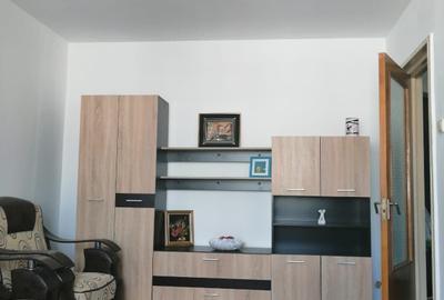 Apartament cu 3 camere decomandat în Titan