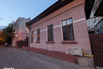 Casă cu 8 camere cu Teren 93 Mp în Centrul Civic