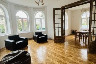 Apartament cu 3 camere semidecomandat, mobilat în Universitate
