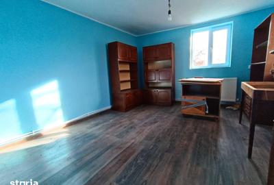 Casă cu 3 camere semidecomandat cu Teren 1500 Mp în Românești - 4