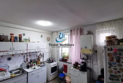 Apartament cu 4 camere semidecomandat în Mărăței