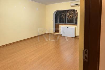 Apartament cu 3 camere decomandat în Apusului