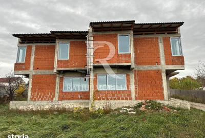 Casă cu 6 camere cu Teren 692 Mp în Iorga