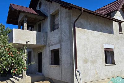 Casă individuală cu 7 camere cu Teren 1560 Mp în Central - 2