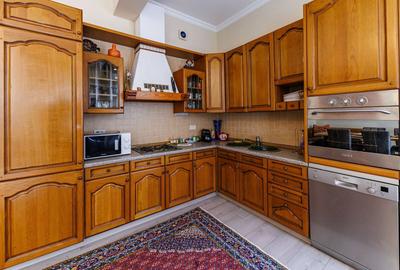 Casă individuală cu 7 camere cu Canalizare în Central - 11