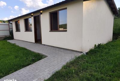 Casă cu 2 camere decomandat cu Teren 606 Mp în Slimnic