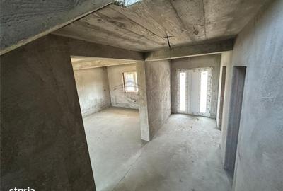 Casă cu 4 camere decomandat în Ipotești