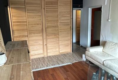 Apartament cu 3 camere semidecomandat în Petros