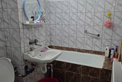 Apartament cu 3 camere decomandat, mobilat în Exterior Vest