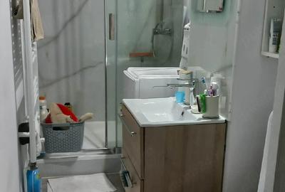 Apartament cu 3 camere semidecomandat în 14 Mai