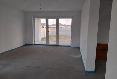 Casă cu 4 camere cu Teren 500 Mp în Sântandrei