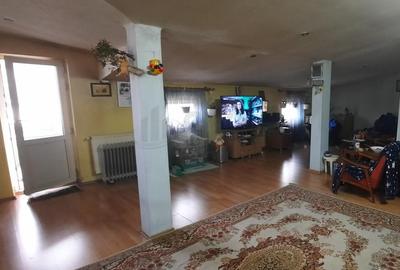 Casă individuală cu 3 camere cu Canalizare în Andronache